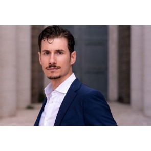 Tomás