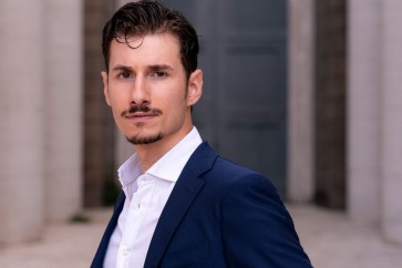 Tomás
